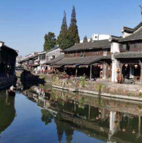老师把240块糖分给了大班和中班的小朋友，如果从大班拿出16块糖给中班，两个班分得糖就一样多，大