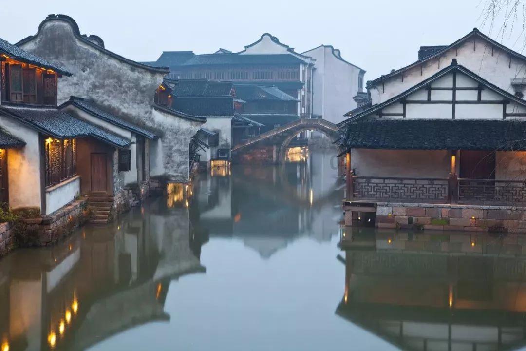 无限翻滚小球