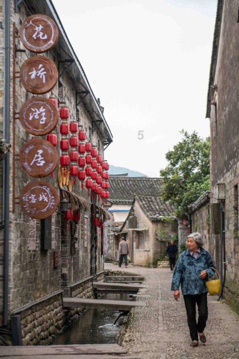匆忙离开