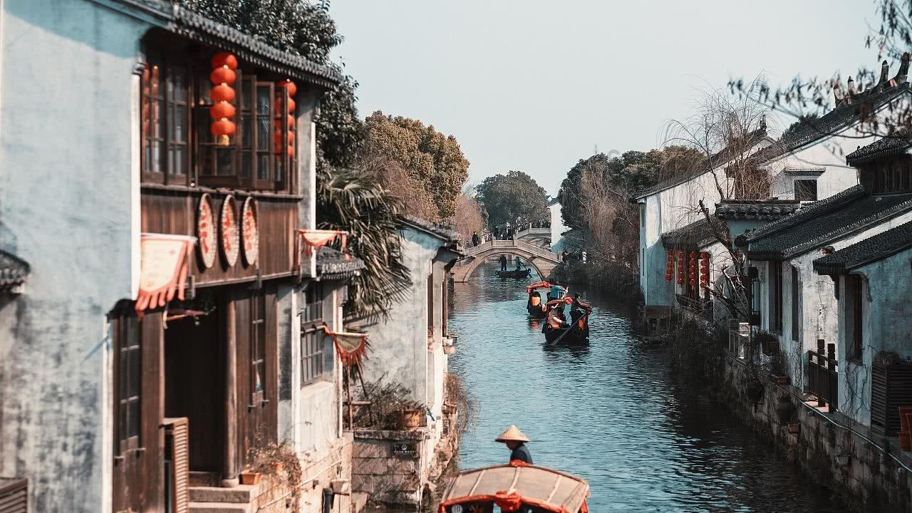 飞跃沙丘的小球